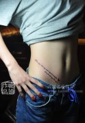 武汉老兵纹身店纹身师喻迪制作的腹部英文字母纹身作品