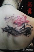 女生后背唯美时尚的水墨鲤鱼莲花纹身图案