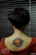 女生后背漂亮的彩色土星纹身图案