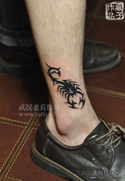 武汉老兵纹身店纹身师疯子出品的脚部图腾蝎子纹身作品
