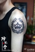 男人手臂精美时尚的图腾皇冠纹身图案