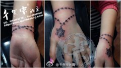 女生手腕小巧清晰的手链纹身图案