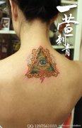 女生背部好看的彩色全知之眼纹身图案