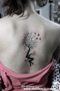 女生后背唯美时尚的小树纹身图案