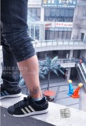 脚踝花体字母纹身图案作品由武汉纹身店疯子制作