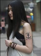 武汉纹身店兵哥为来自湖南的美女制作的大臂图腾船锚纹身作品写真（一）