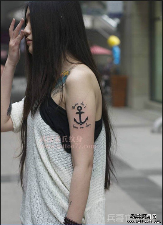 武汉纹身店兵哥为来自湖南的美女制作的大臂图腾船锚纹身作品写真（二）