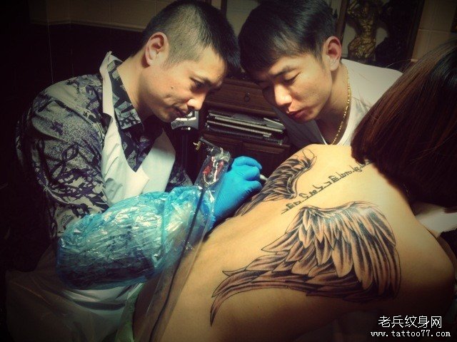 2013年4月3日武汉老兵纹身兵哥制作后背翅膀纹身作品现场