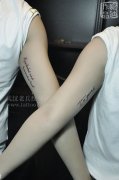手臂内侧情侣字母纹身作品由喻迪制作