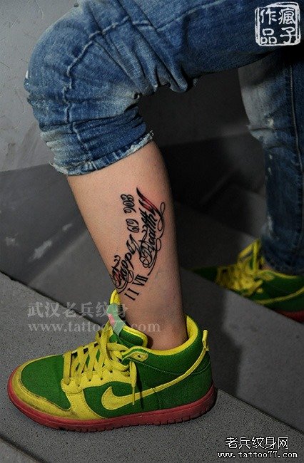 脚部彩色花体字母纹身作品由武汉纹身师疯子出品