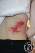 美女侧腰小巧时尚的小金鱼纹身图案