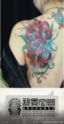 女生后背时尚好看的彩色彼岸花纹身图案