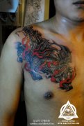男人前胸经典的麒麟纹身图案