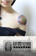 美女肩膀处流行漂亮花卉纹身图案