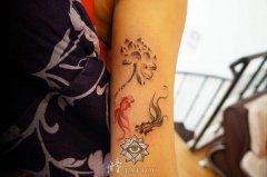 女生手臂唯美时尚的水墨莲花小金鱼纹身图案
