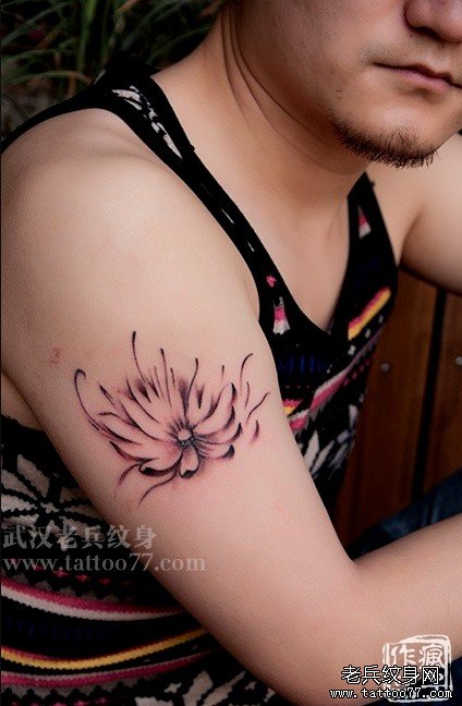 武汉专业纹身店疯子打造一款手臂水墨莲花纹身作品