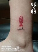 腿部可爱小巧的线条小鱼纹身图案