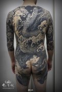 男人背部超酷的黑灰满背龙纹身图案