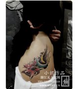 美女臀部好看的燕子与莲花纹身图案