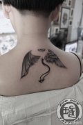女生背部时尚的一半天使一般恶魔翅膀纹身图案