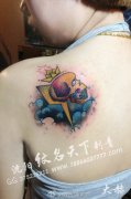 女生肩背小巧流行的骷髅纹身图案