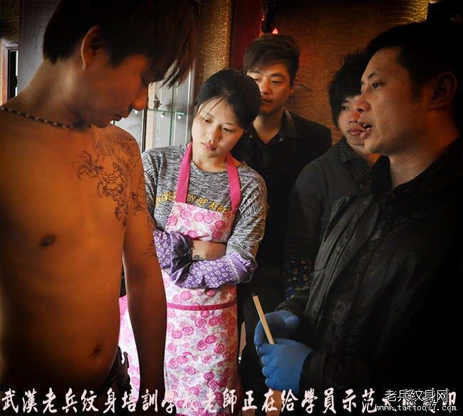 湖北武汉专业纹身培训学校兵哥正在给纹身学员讲解大图如何转印