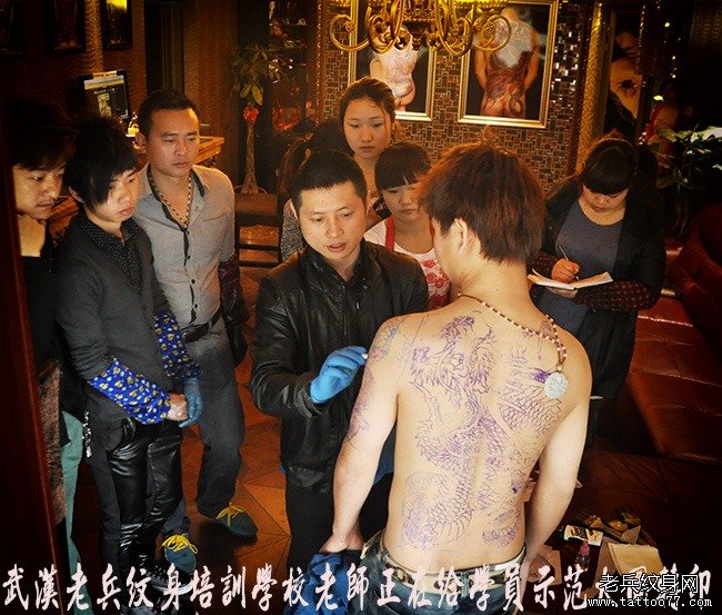湖北武汉专业纹身培训学校兵哥正在给纹身学员讲解大图如何转印