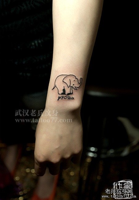 一款很可爱的手部图腾小象纹身作品由疯子纹身师制作