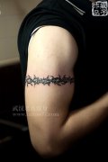 大臂荆棘臂环纹身图案作品由疯子纹身师制作
