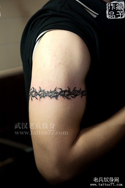 大臂荆棘臂环纹身图案作品由疯子纹身师制作