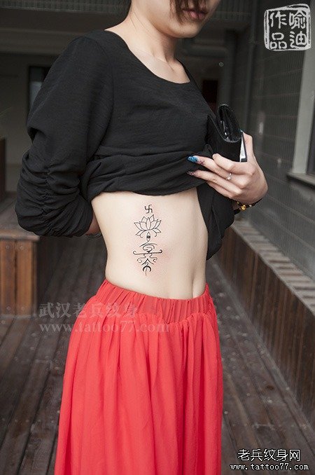 美女顾客自己设计的一款侧腰图腾万字符莲花纹身作品