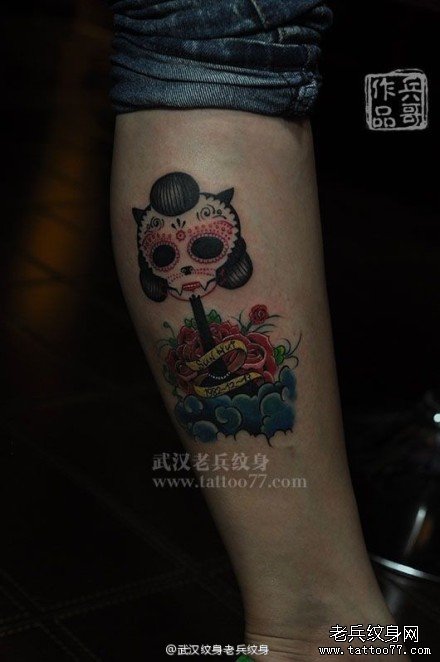 纹身忠实粉丝制作的腿部school骷髅猫咪纹身作品