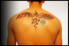 男生后背经典的一半天使一半恶魔翅膀纹身图案