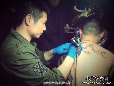 武汉老兵纹身店兵哥正在制作后背松树纹身图案作品现场
