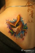 肩背小巧可爱的猫头鹰纹身图案