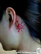 女生耳部水滴牙印纹身图案