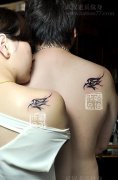 武汉老兵成员疯子和喻迪制作的肩膀情侣翅膀纹身作品