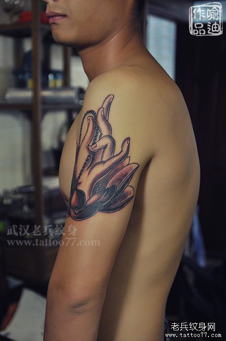 手臂莲花佛手纹身图案作品由武汉纹身店喻迪制作