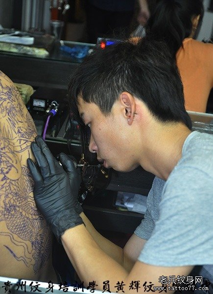 贵州纹身培训学员黄辉满背纹身图案实操中