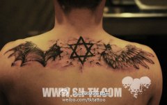 男人后背帅气超酷的一半天使一半恶魔翅膀纹身图案