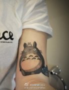手臂可爱潮流的龙猫纹身图案