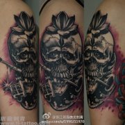 手臂超酷潮流的黑白骷髅纹身图案