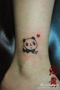 女生腿部可爱很萌的熊猫纹身图案