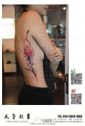 性感潮流的美女侧腰水墨花卉纹身图案