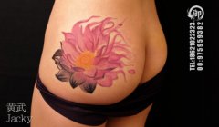美女臀部唯美潮流的水墨莲花纹身图案