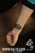 女生手腕精美潮流的皇冠纹身图案