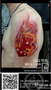 男人手臂经典的彩色色子纹身图案