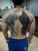 男人后背帅气的一半天使一半恶魔翅膀纹身图案