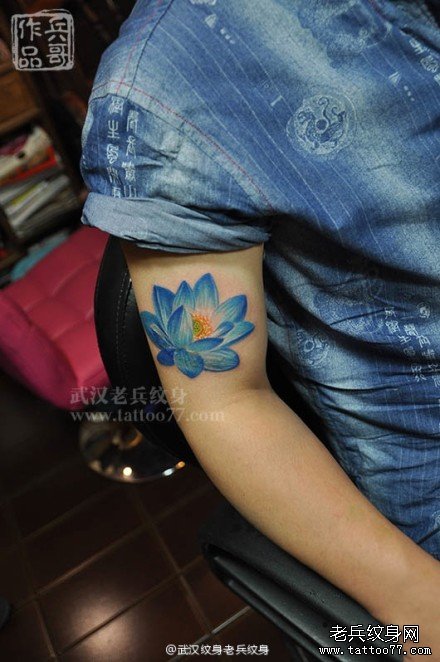 为武汉汉口一顾客用莲花纹身图案遮盖手臂上一处疤痕