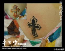 女生后背小巧经典的十字架纹身图案